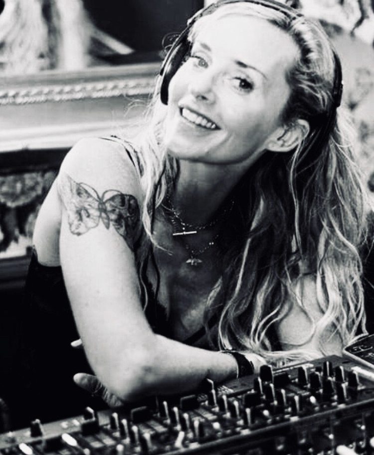 B&W smile — Lindy Layton